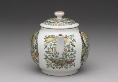 图片[3]-Porcelain teapot with flowers and butterflies decoration in painted enamels, Qing dynasty, Yongzheng reign (1723-1735)-China Archive